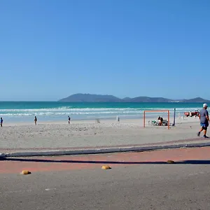  Apartamento A 5 Minutos Andando Ate A Praia Do Forte ,1 Quarto, Ar Condicionado,cozinha ,garagem , Ao Lado De Restaurantes E Comercio